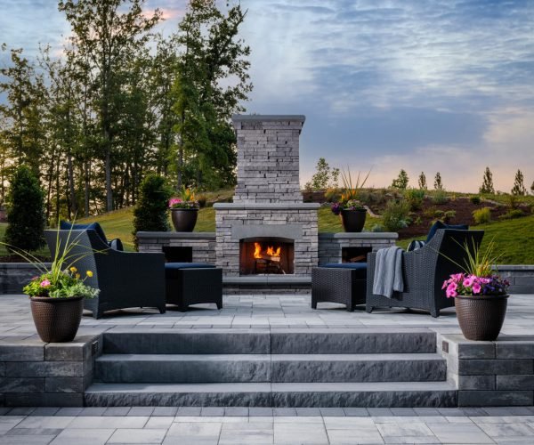 Belgard_MidAtlantic_2023_RES_Dimensions12_Dimensions6x9_MelvilleWall_LandingsStep_BordeauxFireplace_01_preview-1.jpg